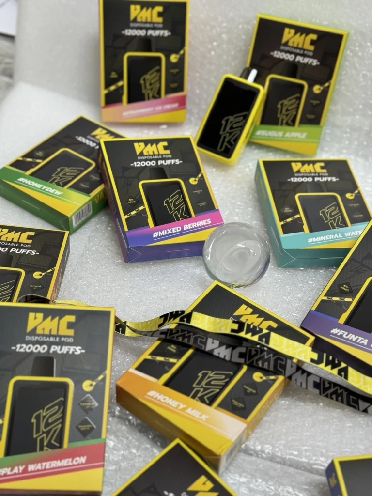 อุปกรณ์ภายในกล่อง VMC 12000 Puffs พร้อมสายคล้องคอ